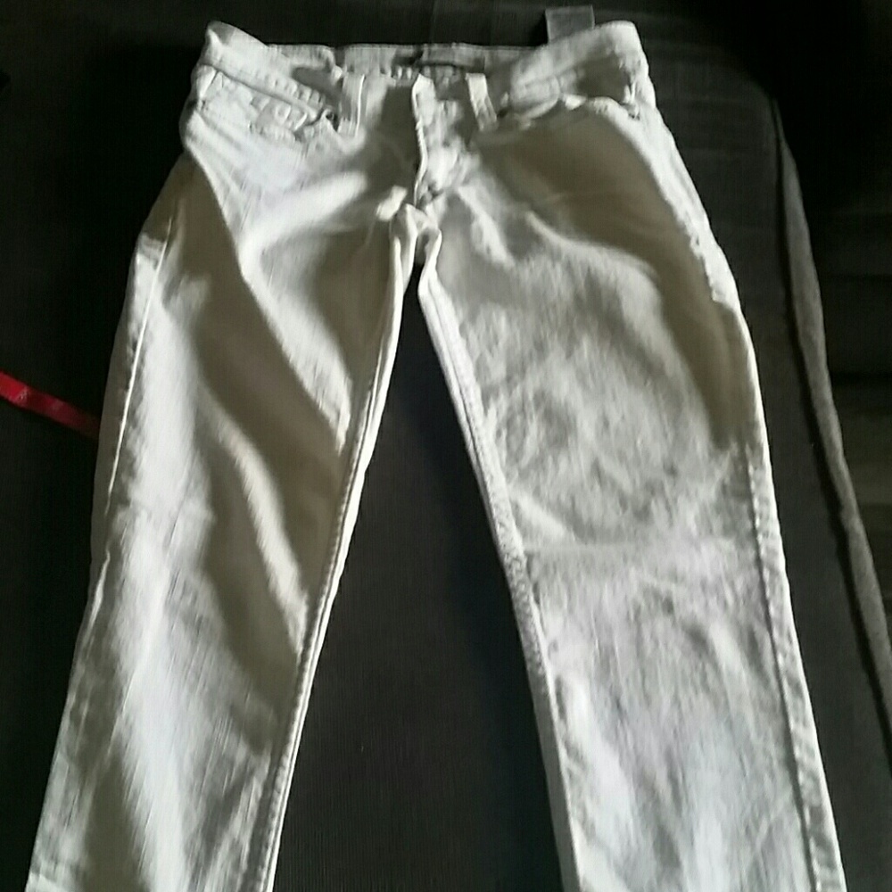 Cute white Levis skinny jeans.